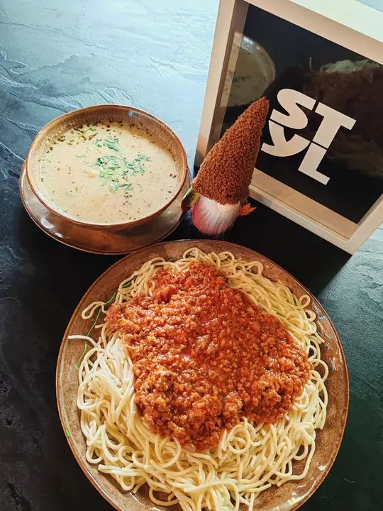 Spaghetti bolognese i zupa krem