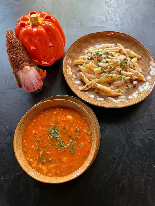 Penne w sosie i zupa pomidorowa