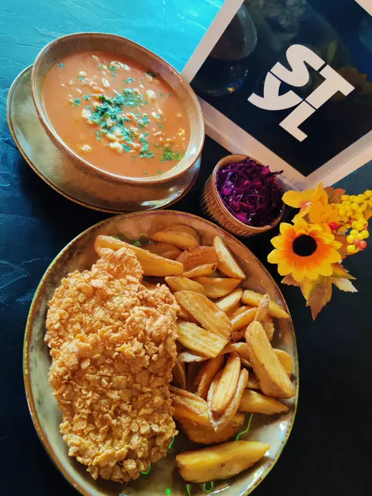 Kotlet panierowany z frytkami i modrą kapustą, do tego zupa
